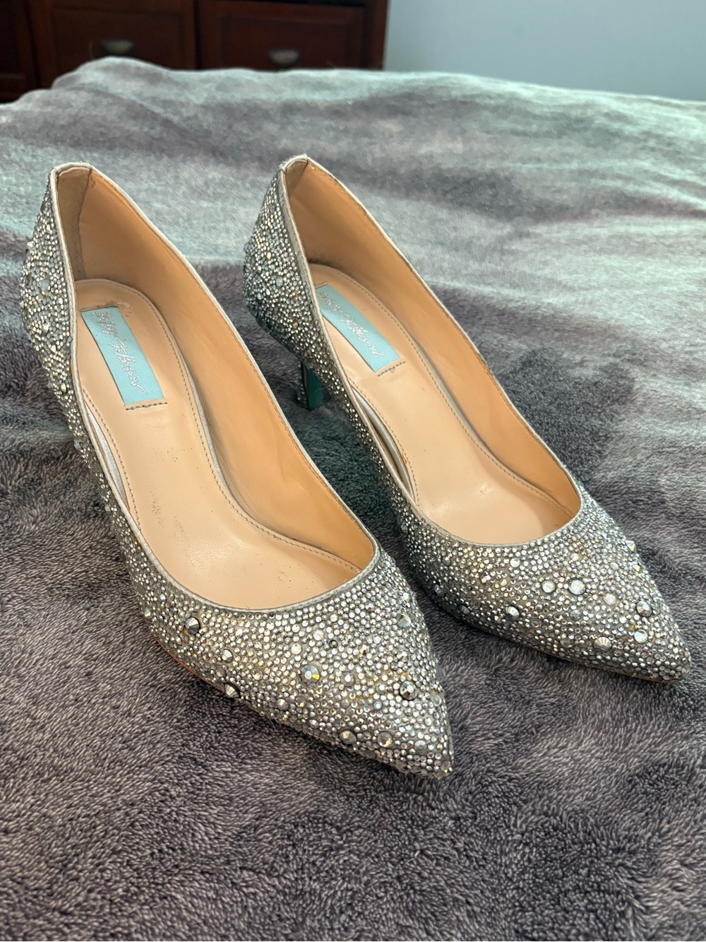 Blue by Betsey Johnson Silver Satin Jora Rhinestone Crystal Kitten Heel Sz 9 M